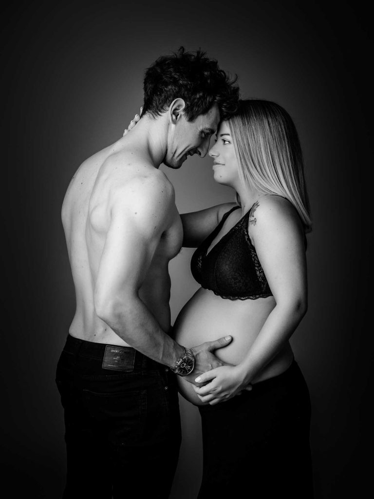 Fotografía de embarazo en pareja en blanco y negro en Zaragoza