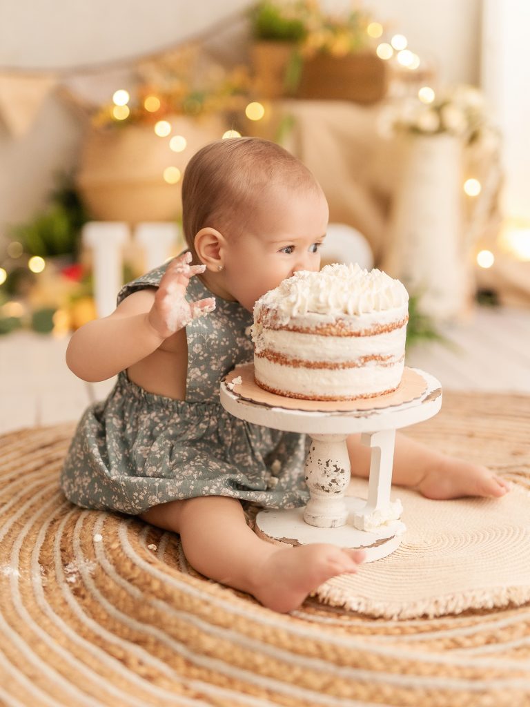 fotografía de bebé comiendo una tarta